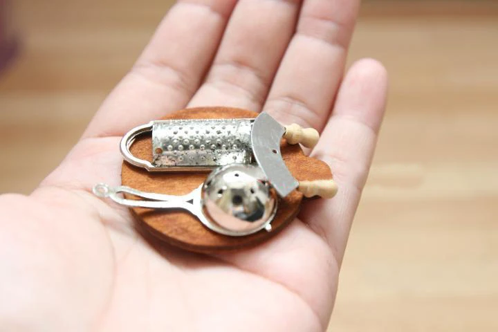 G10-X082 الأطفال طفل هدية لعبة 1:12 دمية مصغرة الأثاث مصغرة rement اكسسوارات منجل مصفاة مجلس مجموعة