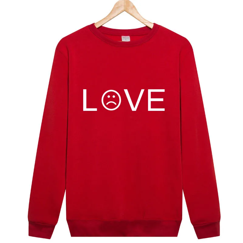 A flat-collared sweatshirt popular in the streets and worn by both men and women