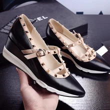 Женские слипоны из натуральной кожи на плоской подошве; фирменный дизайн; Летние эспадрильи для отдыха с острым носком и заклепками и Т-образным ремешком