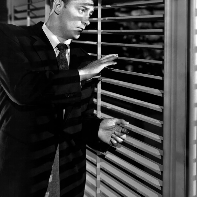 His Kind Of Woman Robert Mitchum 1951 Photo Print (8 x 10)