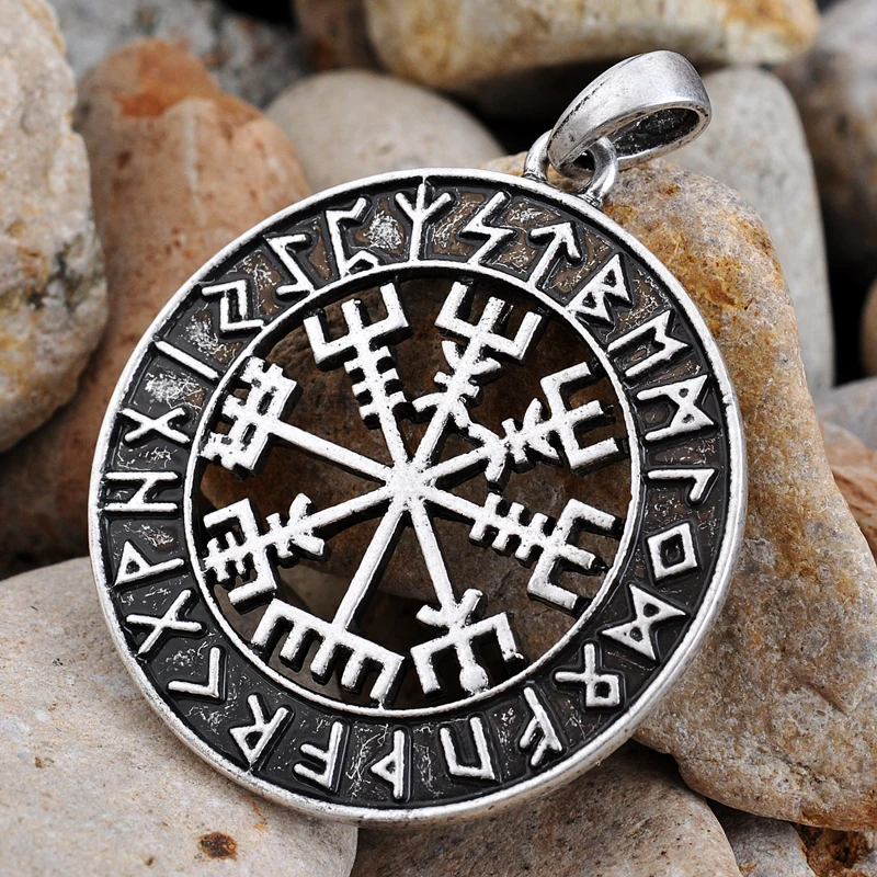 Круг рун значение. Скандинавские руны по кругу. Вегвизир амулет. Скандинавская руна валькнут. Колесо года и руны.