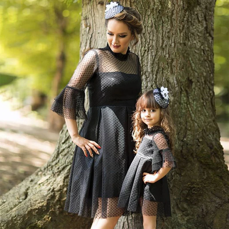 Кружевное платье для мамы и дочки; весенние одинаковые комплекты для семьи; однотонное черное платье; кружевные платья с расклешенными рукавами; одежда