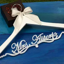 Бисером Персонализированные Свадебное платье Вешалки пользовательские Дата Свадебные невесты Mrs имя невесты подарок вешалка партия подарки сувениры