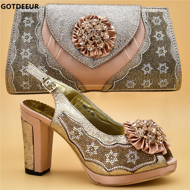 Élégant jaune Africains Ensemble Femmes Décoré Pompes Avec Assortis Italien champagne fuchsia Appliques Mariage Sacs Nigérian Les Sac Chaussures De Et Bleu RwxfCqZZ