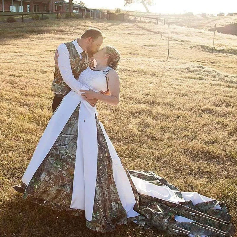 2017 Vintage Realtree Camo Wedding Dresses Halter With Lace Appliques