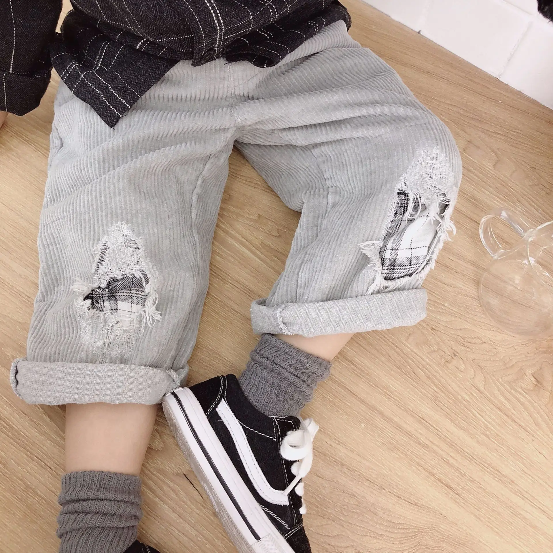 Корейский стиль, мода осень мальчиков вельветовые рваные лоскутное повседневные штаны для детей Свободные Аппликация брюки От 1 до 6 лет
