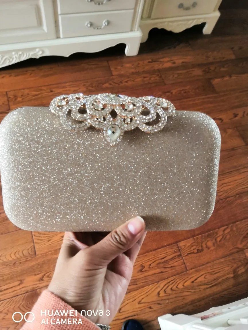 bolsa de mão dourada para casamento