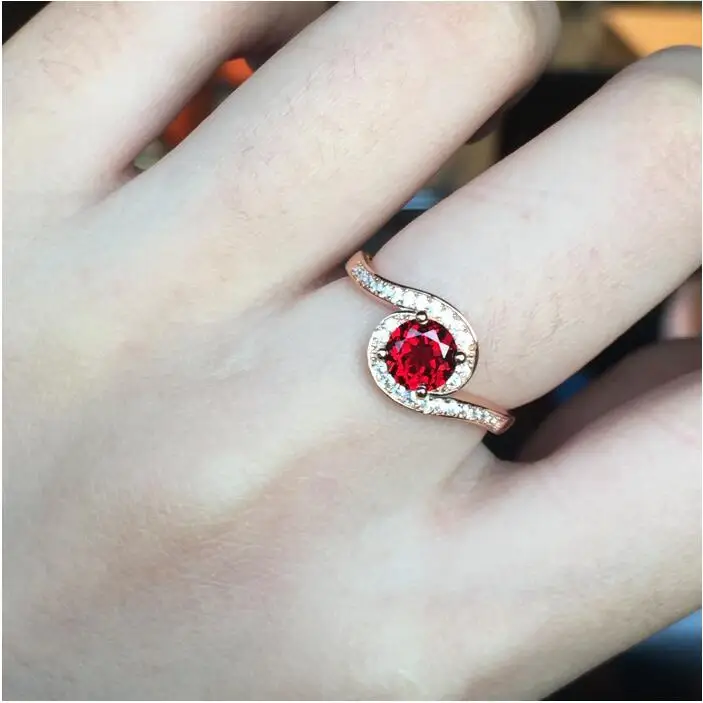 женское кольцо с рубином. кольцо с гранатом на пальце. маникюр под кольцо с гранатом. кольцо с камнем гранат. кольцо женское.