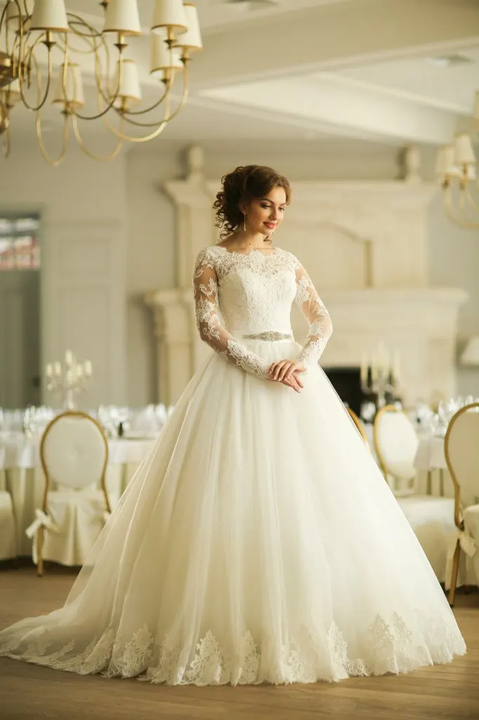 

2018 New Arrival Sheer Lace Open Back Long Sleeves Lace Beading Tulle Ball Gown Formal Bridal Gown mother of the bride dresses