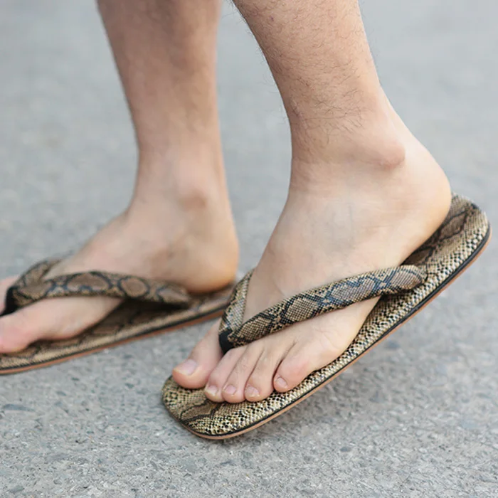 

Charming Hot Sale Men Clogs Wooden Slippers Black Flat Shoes Men Geta Japanese Cosplay Sandals Zapatos Hombre Size 41-44