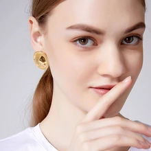 Серьги-гвоздики с круглым поворотным дизайном в минималистическом стиле