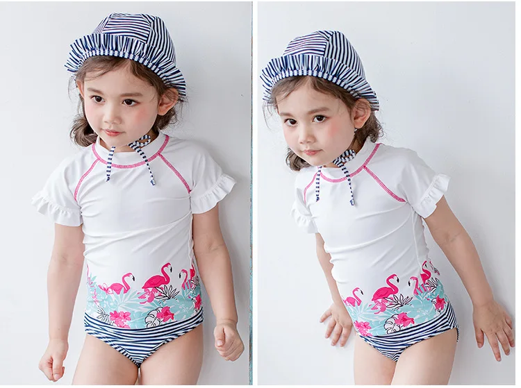 Купальные костюмы из 2 предметов для девочек милый купальный костюм для маленьких девочек с рисунком Фламинго Солнцезащитная одежда для купания с короткими рукавами для малышей Детская одежда+ шапочка