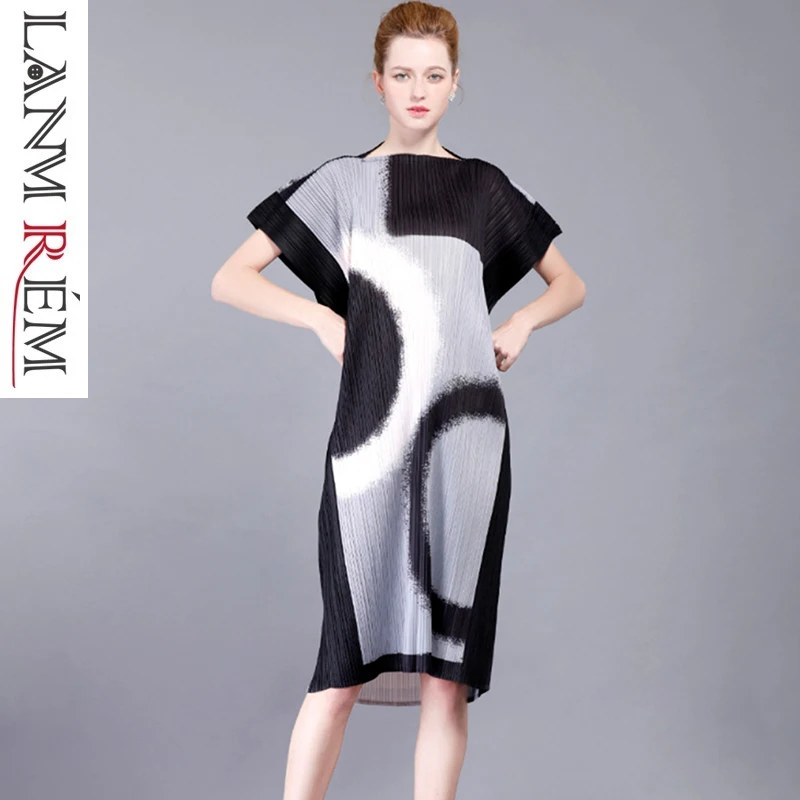 

LANMREM 2019 New Summer Fashion Women pleated Clothes Vintage Loose personality Print Short Sleeve Slash Neck Dress Vestido ZA52