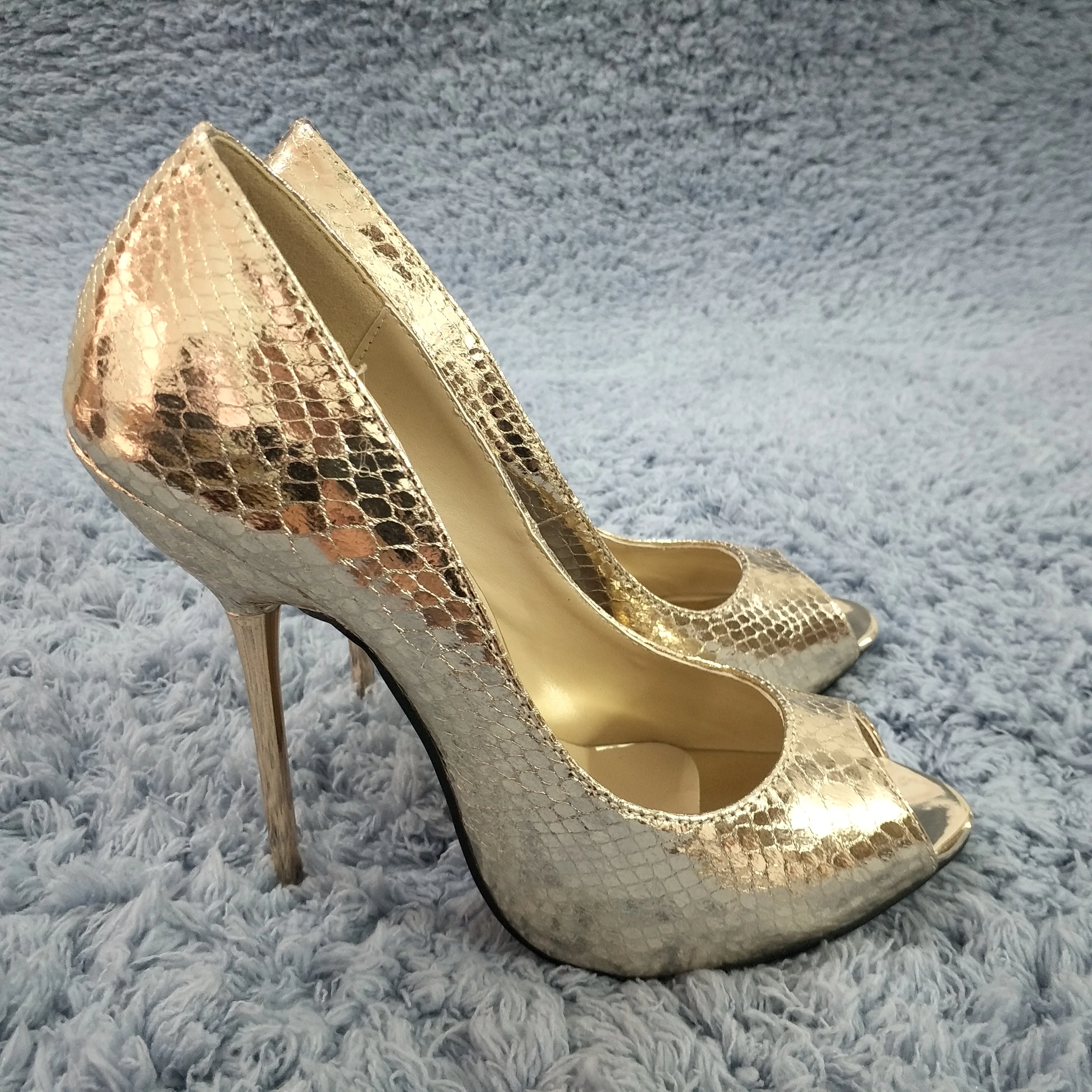 Женские туфли-лодочки на высоком тонком каблуке-шпильке пикантные вечерние туфли с открытым носком из змеиной кожи, светло-золотого цвета 3845-a13
