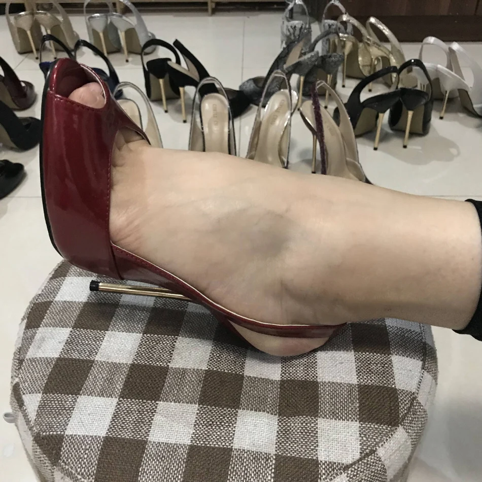 Женские босоножки на тонком металлическом высоком каблуке-шпильке; пикантные вечерние туфли с открытым носком на ремешке сзади; Цвет Бордовый; женские туфли для невесты; 3845-g6