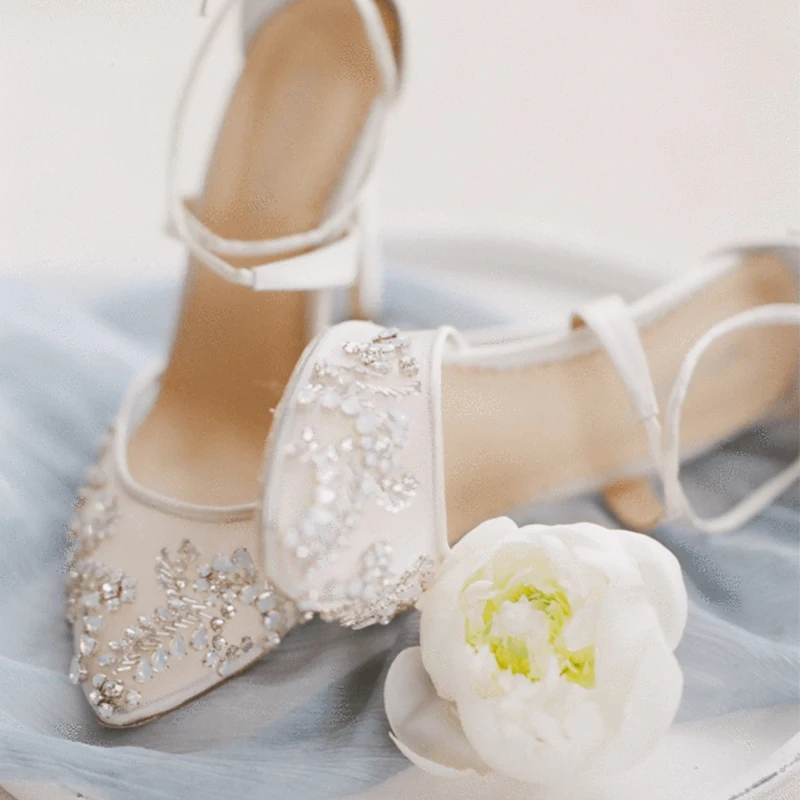 Новое поступление; элегантные свадебные туфли для невесты; белые кружевные стразы; красивые туфли невесты на высоком каблуке 3 дюйма с острым носком; сезон весна