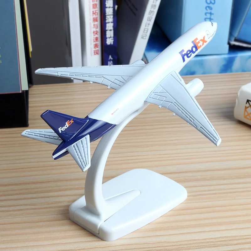 16 см FedEx Экспресс B777 Boeing 777 авиакомпании модель самолета сплава модель авиационная модель авиационный самолет модель стенд игрушки 1:400
