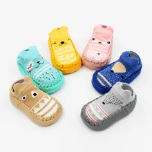 Детские пинетки, 1 пара мультяшный Противоскользящий носки-тапочки толстые теплые нескользящие носки на резиновой подошве, мягкие носки для новорожденных мальчиков и девочек