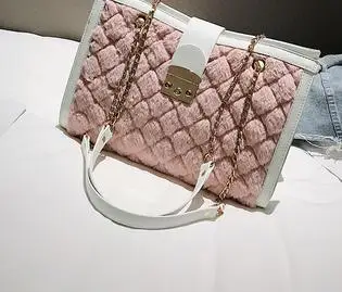 

2018 new Korean version of the wild Messenger fashion single shoulder rabbit fur embroidery thread lattice chain bag.