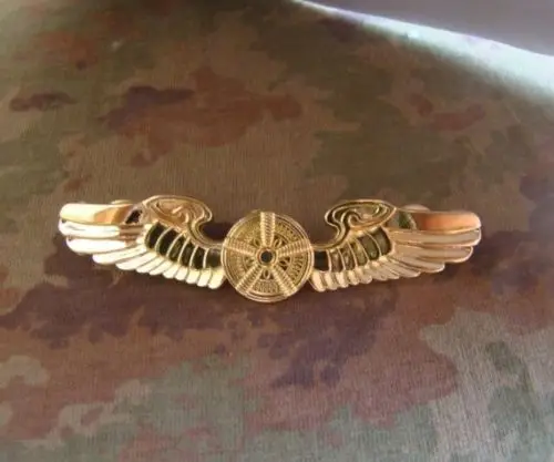 

WWII US AIRFORCE PILOTS METAL BADGE PIN WING INSIGNIA GOLDEN