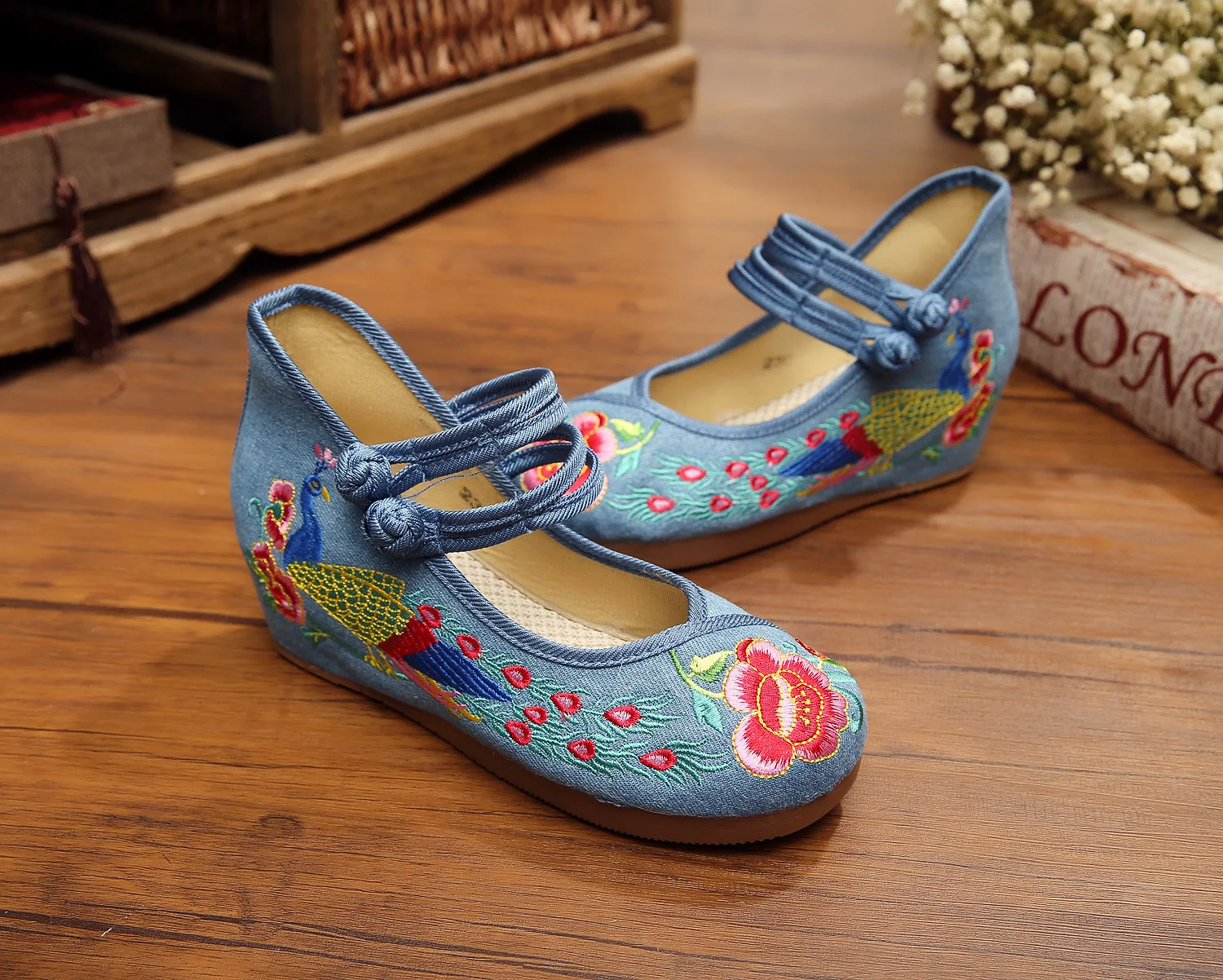 Женские белые туфли украшенные вышивкой в стиле «старый Пекин» женская китайская стильная повседневная джинсовая обувь в стиле «Мэри Джейн» 4-х цветов