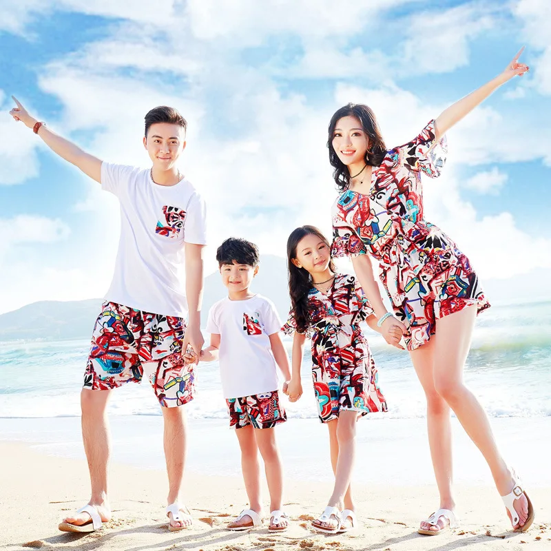 Семейные комплекты туристическая Одежда модное цельнокроеное платье с короткими рукавами для мамы и дочки пляжные шорты для малышей