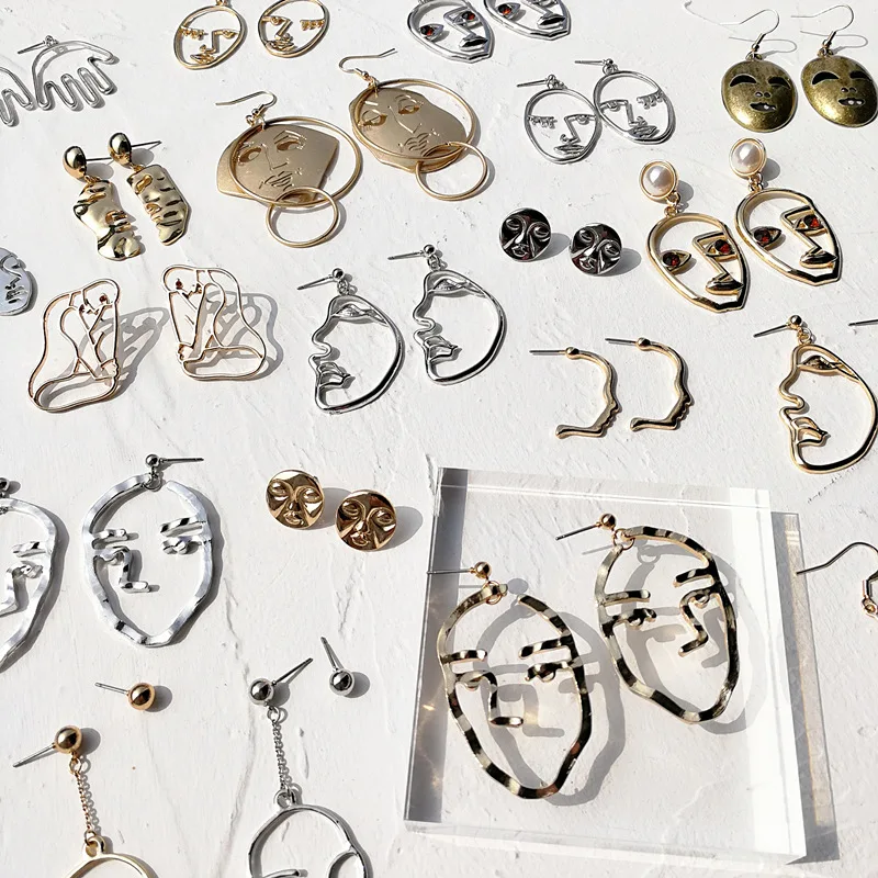 

Exaggerated Hollowed-out Minimalist Face Contour Earrings Europe and The United States Funny Palm Mask Earrings Women Jewelry