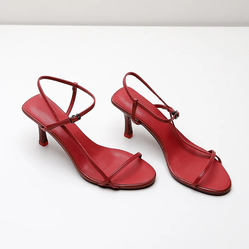 Подиумный стиль; пикантные женские дизайнерские Красные босоножки, невысокий тонкий каблук «рюмочка», с ремешками по бокам, с открытым носком; туфли из дубленой кожи Натуральная кожа праздничное платье обувь