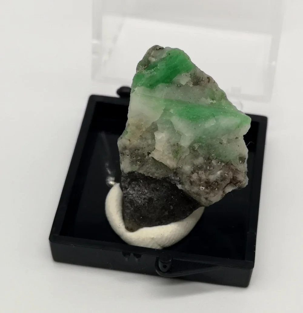 

Free shipping 100% natural emerald mineral crystal specimen quartz green teaching specimens stone, free gift box