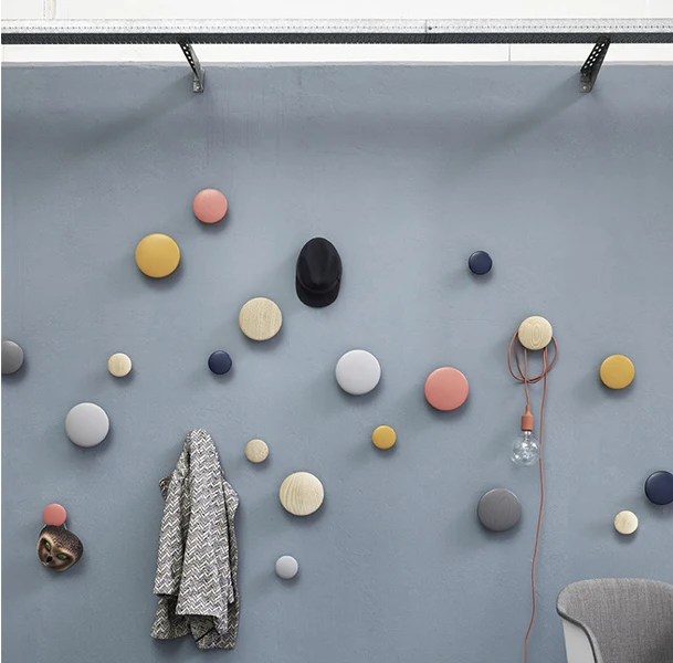 Настенные деревянные вешалки в горошек на пуговицах одежда из натурального