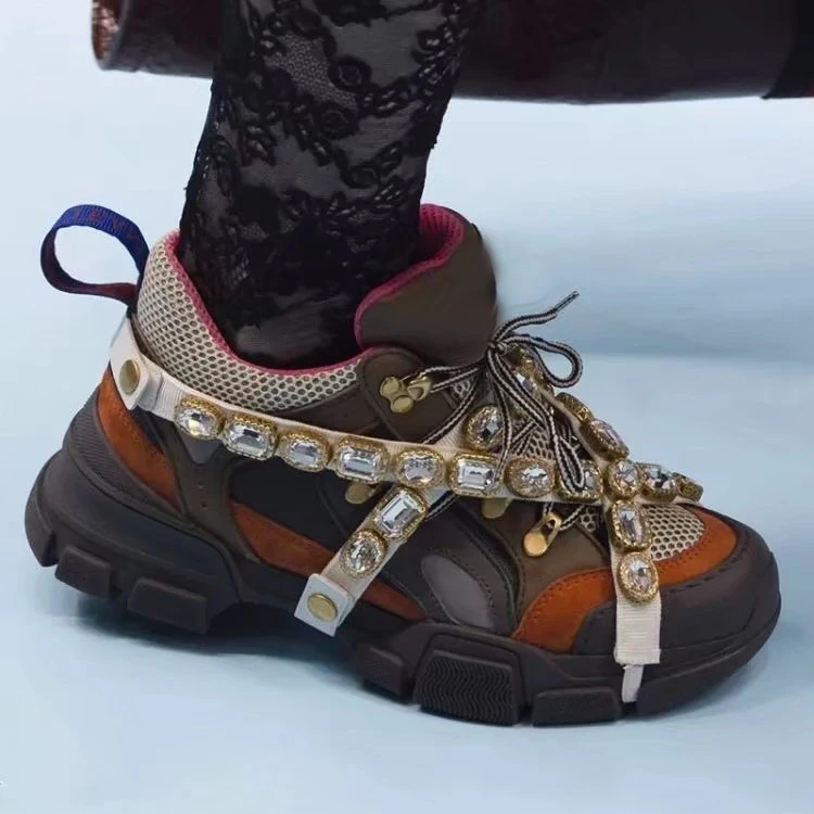 Женские кроссовки из сетчатой кожи на толстом каблуке с ремешком со стразами; роскошный дизайн; смешанные цвета; женская обувь на шнуровке; блестящие громоздкие кроссовки со стразами