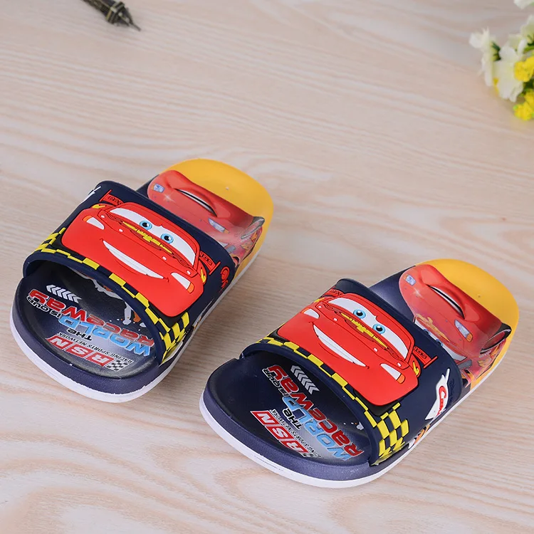 Новинка года; Лидер продаж; противоскользящие модные мягкие тапочки с рисунком машинки для мальчиков и девочек; Размеры 30-35