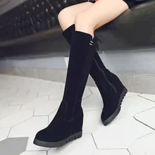 Женские сапоги до колена из флока; обувь на танкетке и высоком каблуке; зимняя модная женская обувь на молнии с круглым носком; цвет коричневый, черный; Прямая поставка