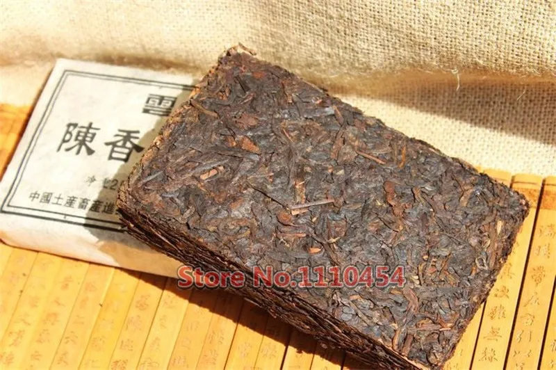 25 years old Puer tea health care pu er tea pu erh compressed pu'er brick Puerh Yunnan ancient trees fragrant old brick tea 25 years old Puer tea health care pu er tea pu erh compressed pu'er brick Puerh Yunnan ancient trees fragrant old brick tea