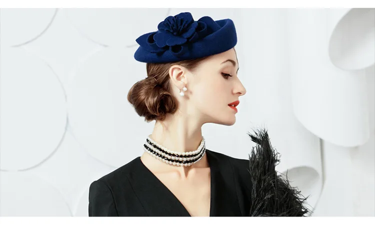 FS Fascinators для Для женщин элегантный шерстяной фетр Шапки Темно-синие черный шляпа-таблетка дамы с цветочным принтом для свадьбы Вечерние