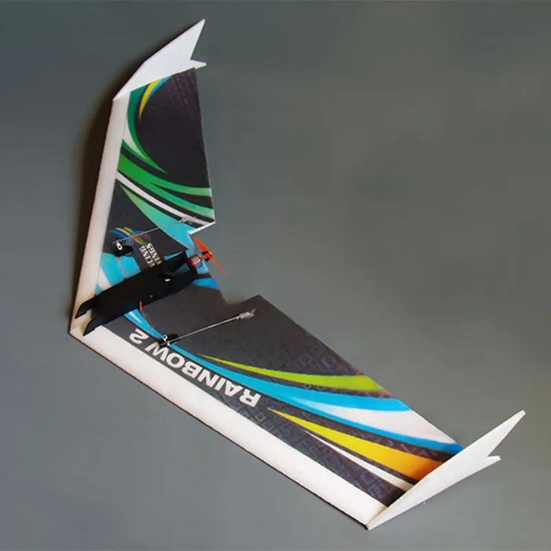 Servos 9g installés dans l'Aile Volante RC Rainbow 1000mm, prêts pour le vol