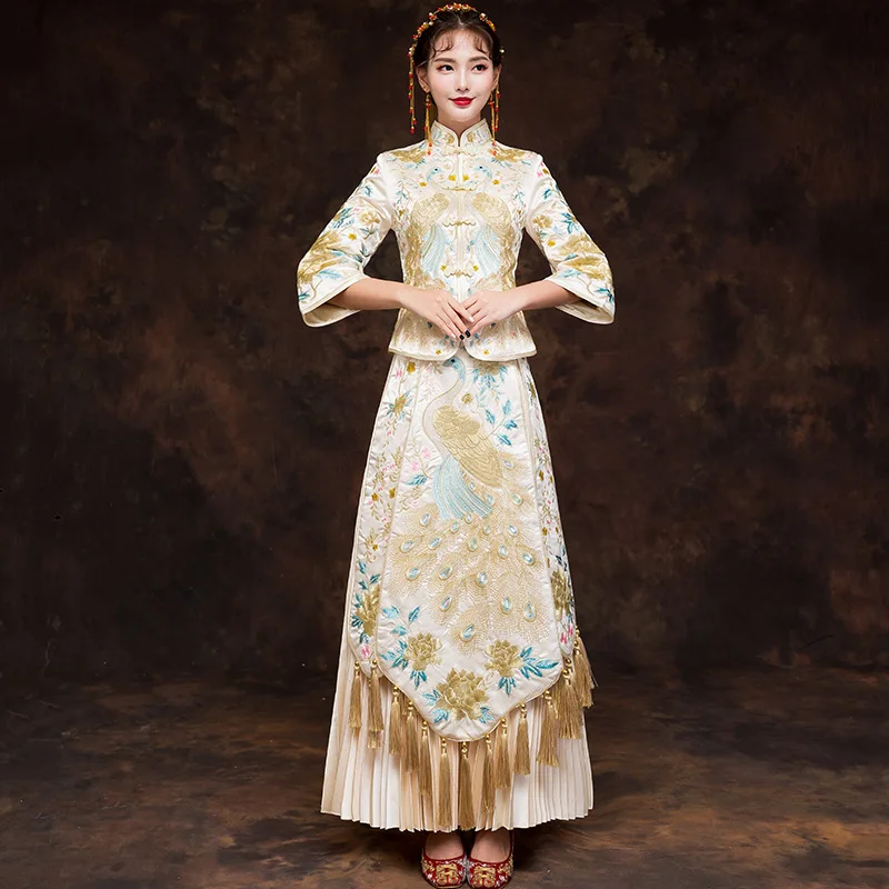 

Champagne Traditional Chinese Wedding Dress Embroidery Cheongsam Tassel Qipao Dresses Retro Dressing Gown Bride Traditions S-XXL