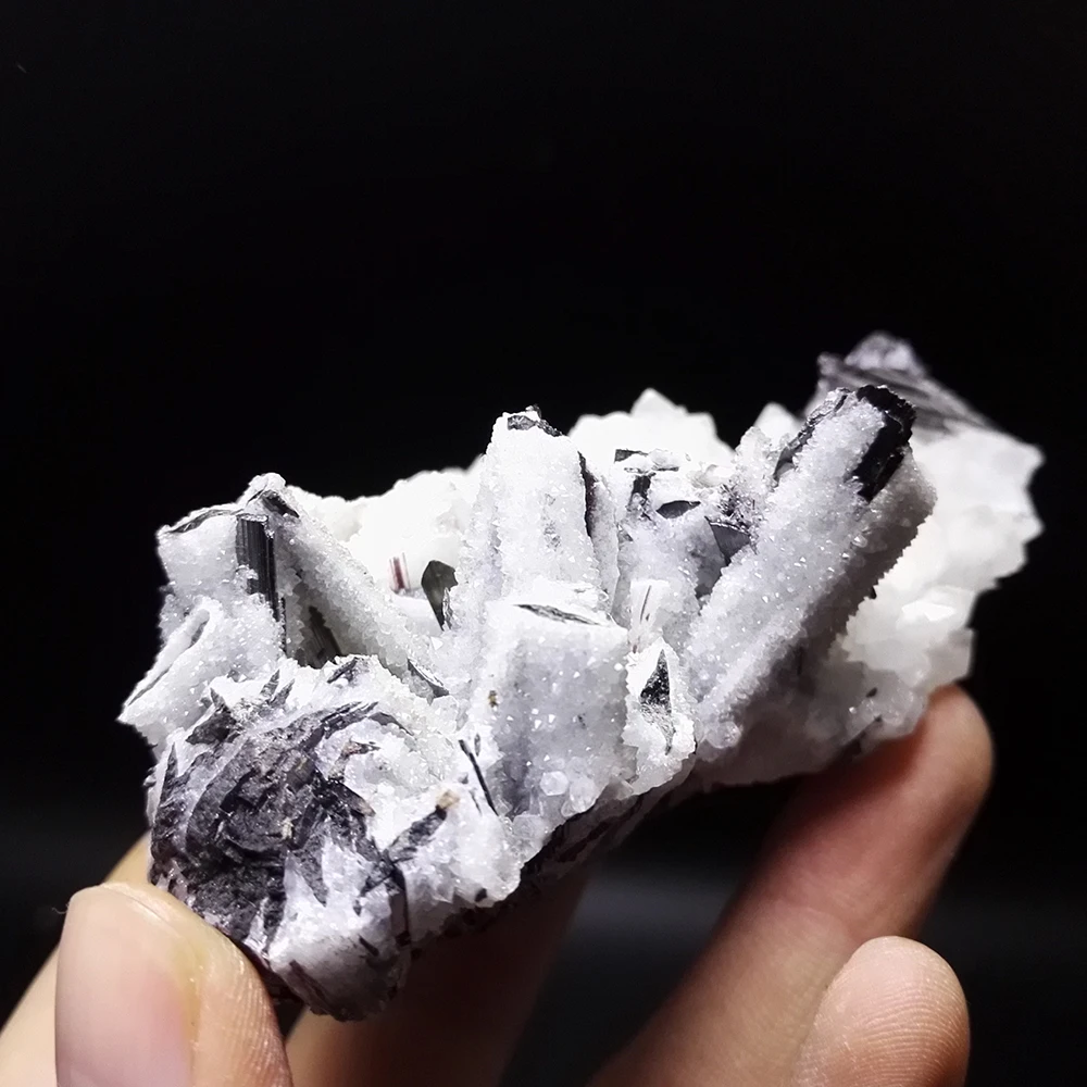 

202g Natural stones and minerals The surface of the huebnerite form white crysta Rare mineral B709
