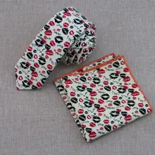 Мужская мода новые печати Галстуки необходимо красный и черный край(пирсинга) Дизайн Модные люди узкий галстук на шею и карман квадратный