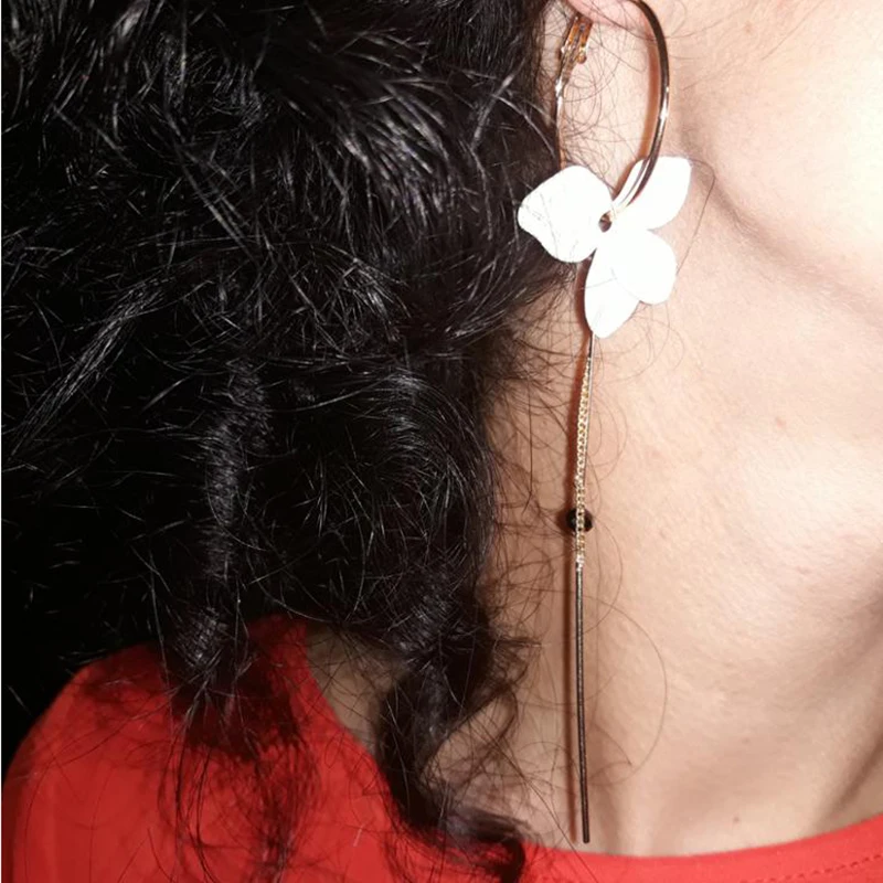 05 2018 Fashion Hoop Earrings For Women Bijoux Elegant Asymmetry Pendientes Big White Flower Petal Alloy Circle Round Earrings CS18