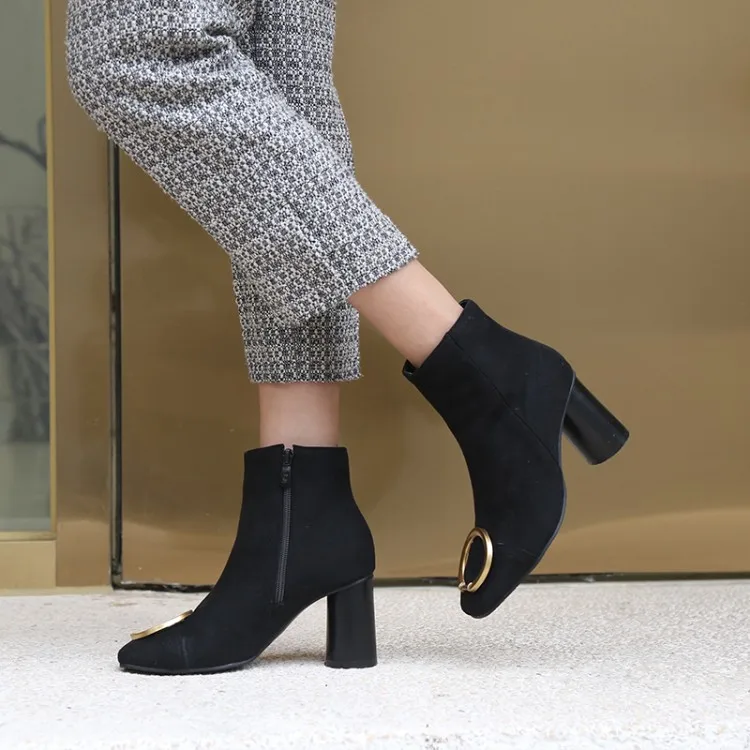 

Big Size 9 10 11 12 13 14 15 16 17 Small square-headed metal round-buttoned round-heeled boots