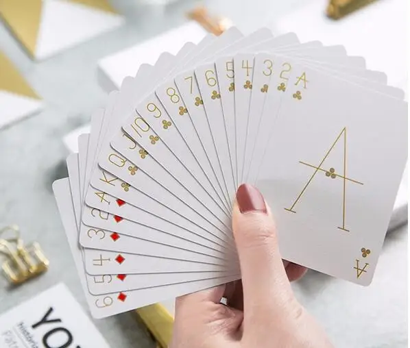 Goede Zwarte kern Papier eenvoudige stijl reli euml;f Wit Goud Speelkaarten novelty Poker set Size Dek Shin Magic Props tool