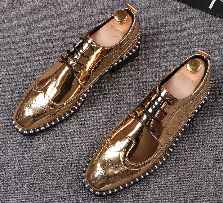 New pointed toe brogue carved shoes men's trend patent leather casual shoes breathable lace-up sequinsshoes increased men shoes
