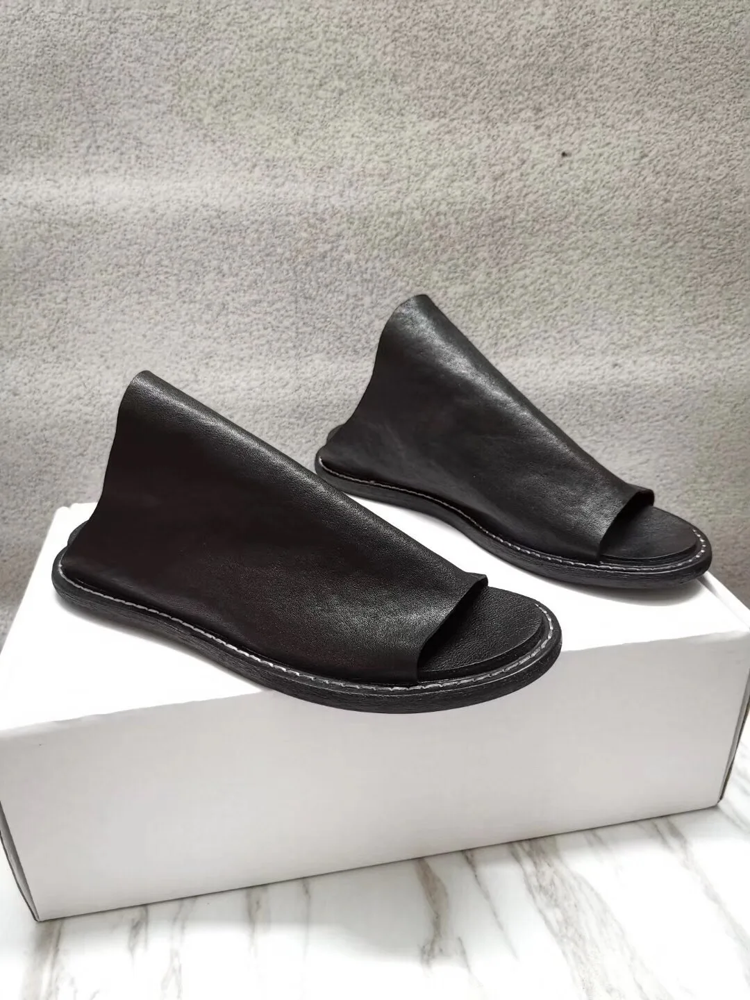 Новая повседневная женская обувь; популярные летние кожаные женские сандалии; удобные мягкие модные тонкие туфли на плоской подошве с закрытым носком