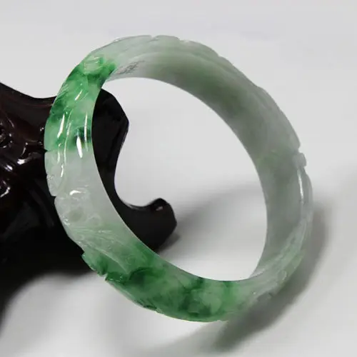 

2773 BEAUTIFUL HAND-CARVED EMERALD GREEN JADEITE JADE GEMS BANGLE BRACELET