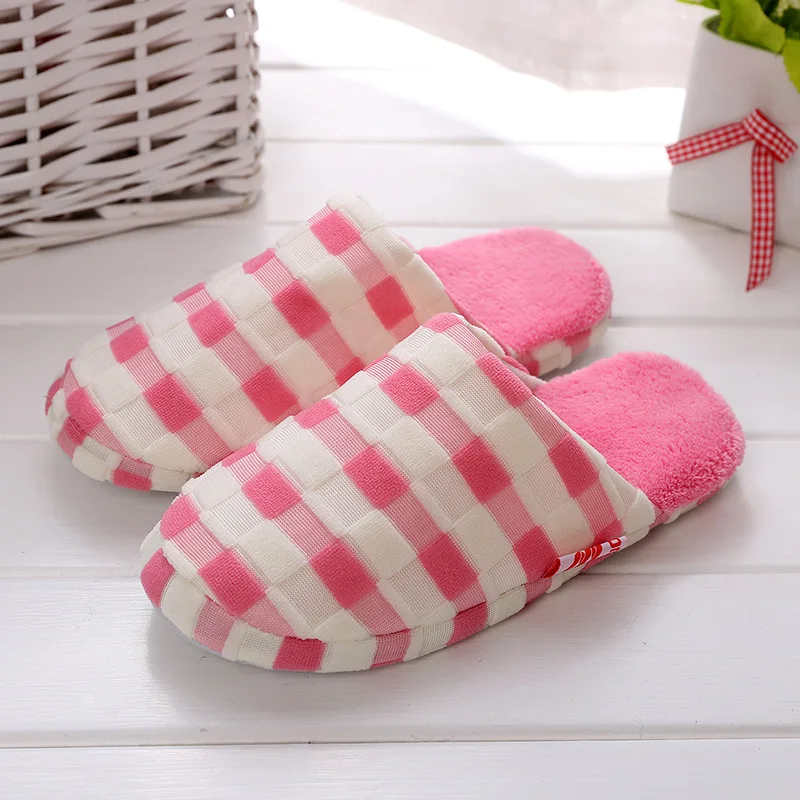 Домашние тапочки; короткие плюшевые теплые разноцветные домашние туфли для женщин; удобные нескользящие зимние тапочки из термопластичной резины; модные; KS258