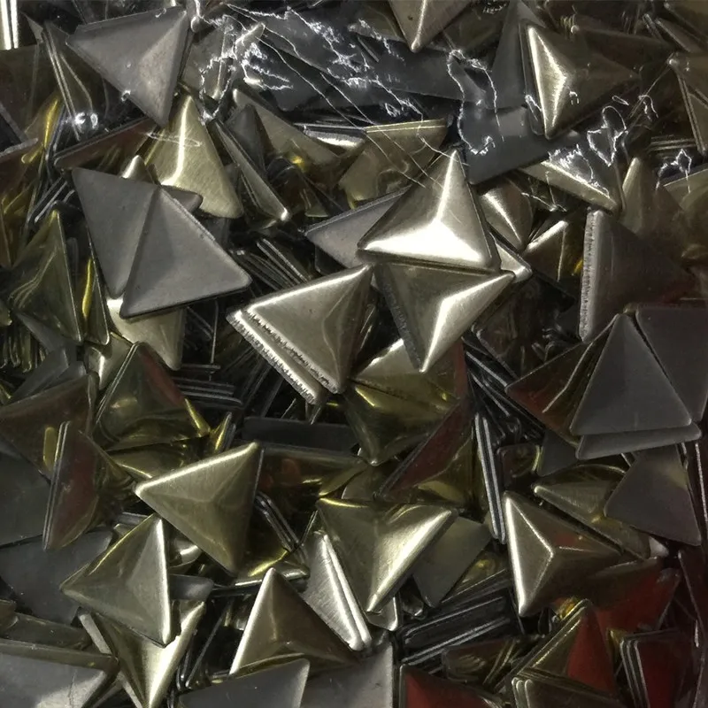500 шт Новые 6*6 мм серебряные крутые фиксируемые Стразы алюминиевые треугольники Spire форма железа для ногтей rhinuds для Сделай Сам одежда аксессуары