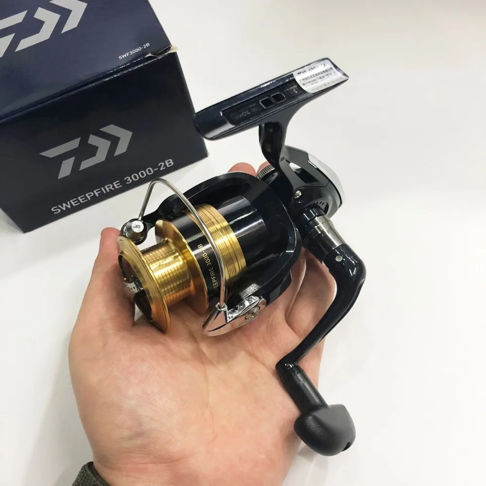 

2019NEW Daiwa SWEEPFIRE 2500 3000 4000 spinning fishing reel Carbon Light Material Metail Spool 6KG-10KG Power for beginner