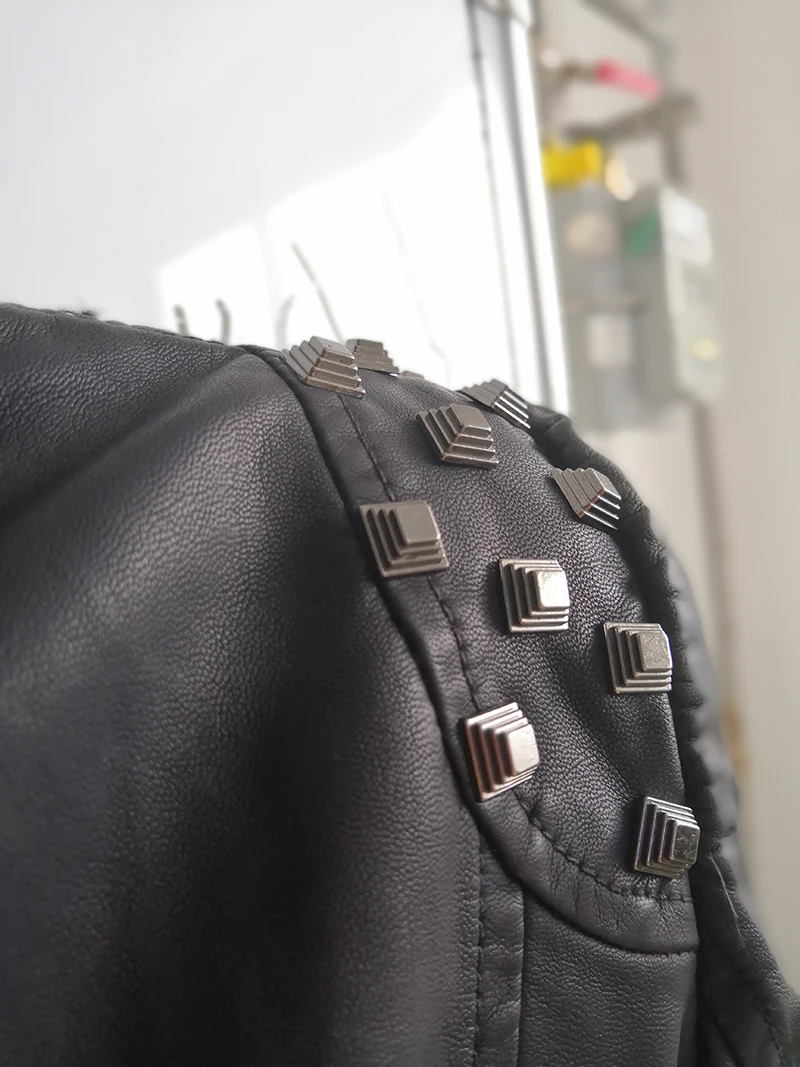 Южная Корея женская новая осенняя модная куртка с заклепками короткая дизайнерская мотоциклетная куртка из искусственной кожи на молнии Большие размеры S-6XL