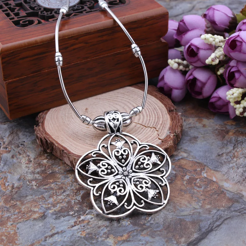 

Vintage Ethnic Tibetan Silver Jewelry Colar Bohemian Carved Hollow Flowers Pendants Necklaces For Women Statement Fashion Jewel